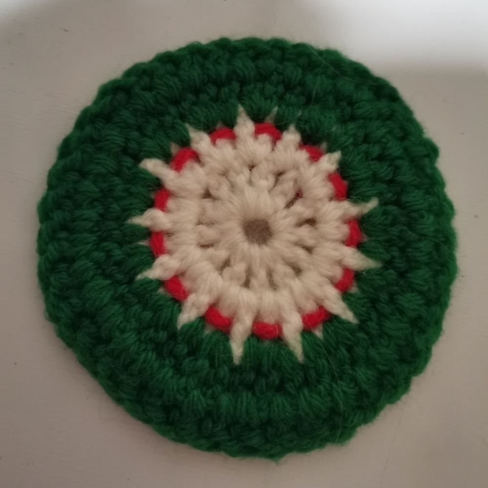 CHRISTMAS  ROUND HANDMADE VINTAGE CROCHET COASTERS RED, WHITE & GREEN, SET OF 17 - Picture 6 of 6